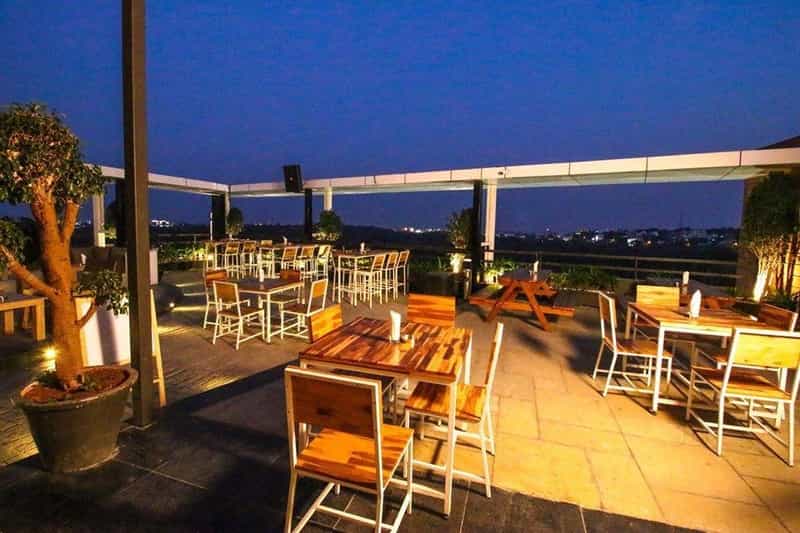 Stone Waters Kitchen & Lounge