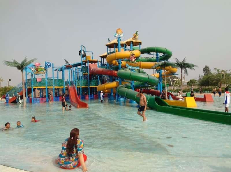 This amusement park is a fun place for couples to visit on the weekend