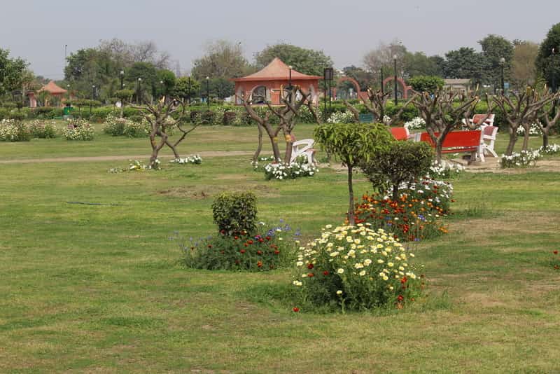 This park offers a romantic backdrop for couples