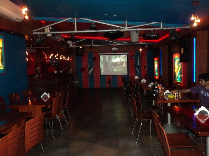 U-Turn Sports Bar, Khar