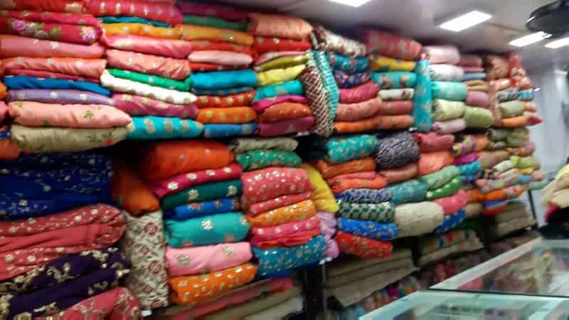 At Bhuleshwar Market you can find bridal sarees at reasonable rates