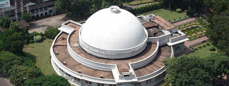 Enjoy watching the stars at the Birla Planetarium