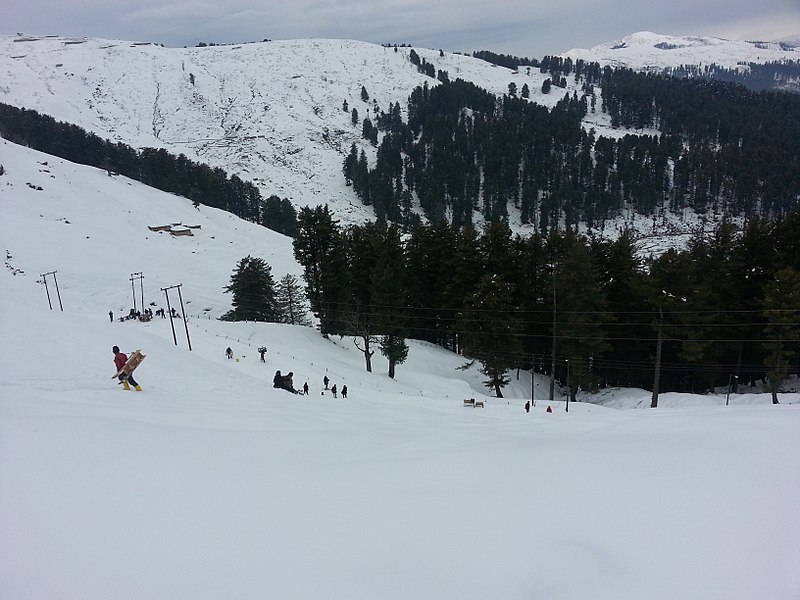 Visitors snowboarding in Patnitop