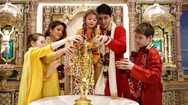 The Trudeaus pouring holy water over the statue of Sri Swaminarayan at the Akshardham Temple