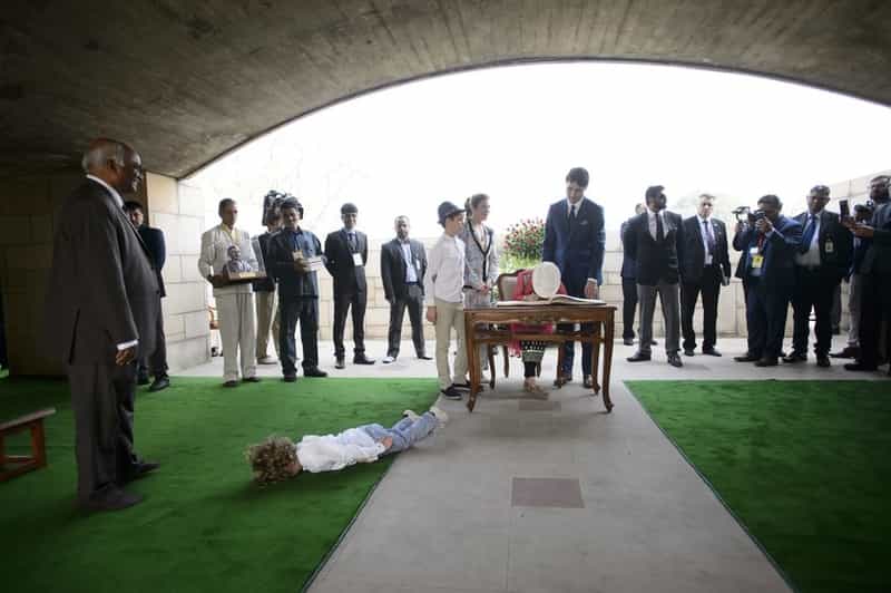 Hadrien face planking at Rajghat