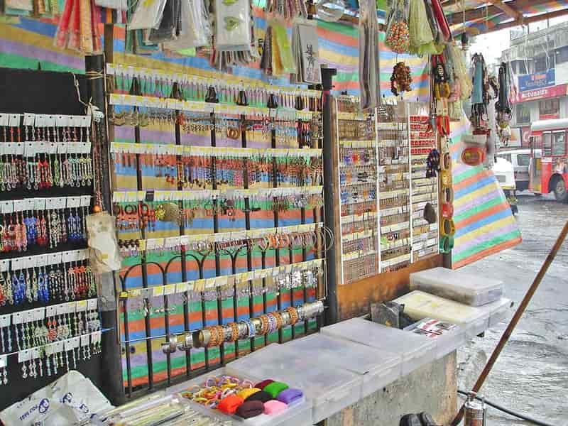 Linking Road is one of the most popular street markets in Mumbai