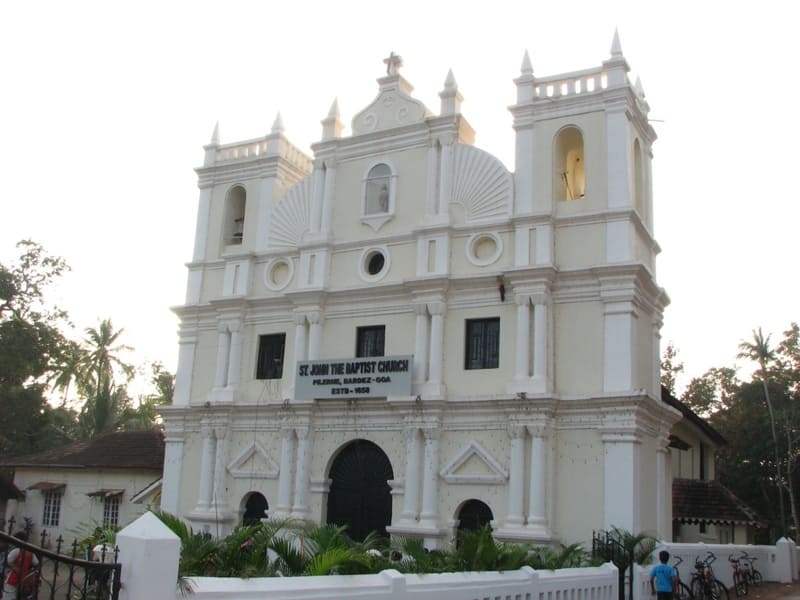 famous churches in goa