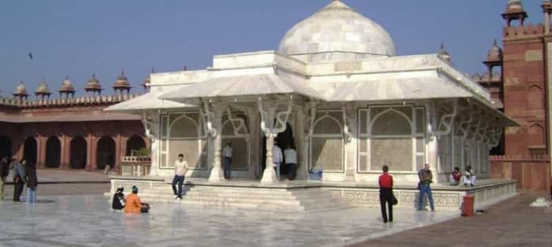  Moti Masjid