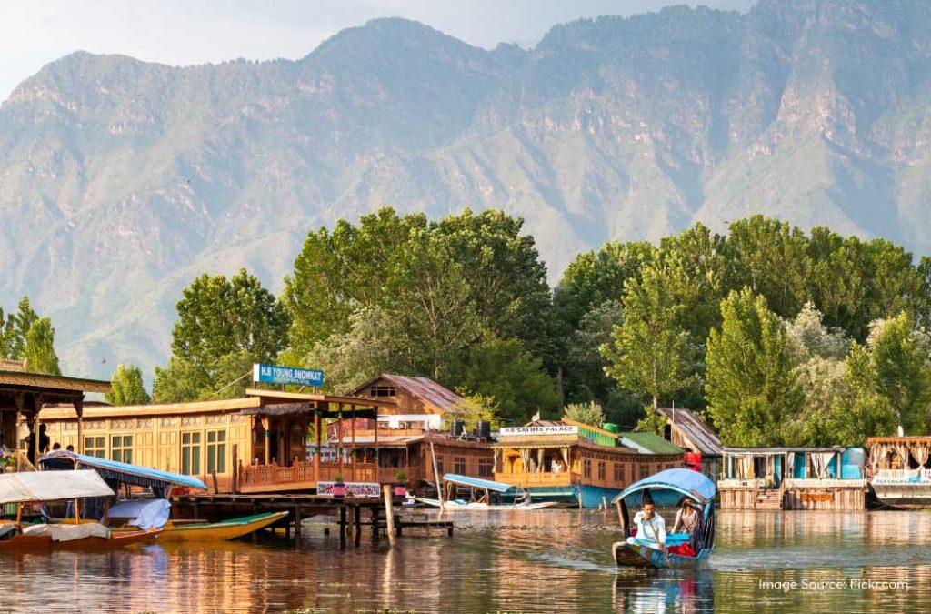 Dal lake Places to Visit in Kashmir 