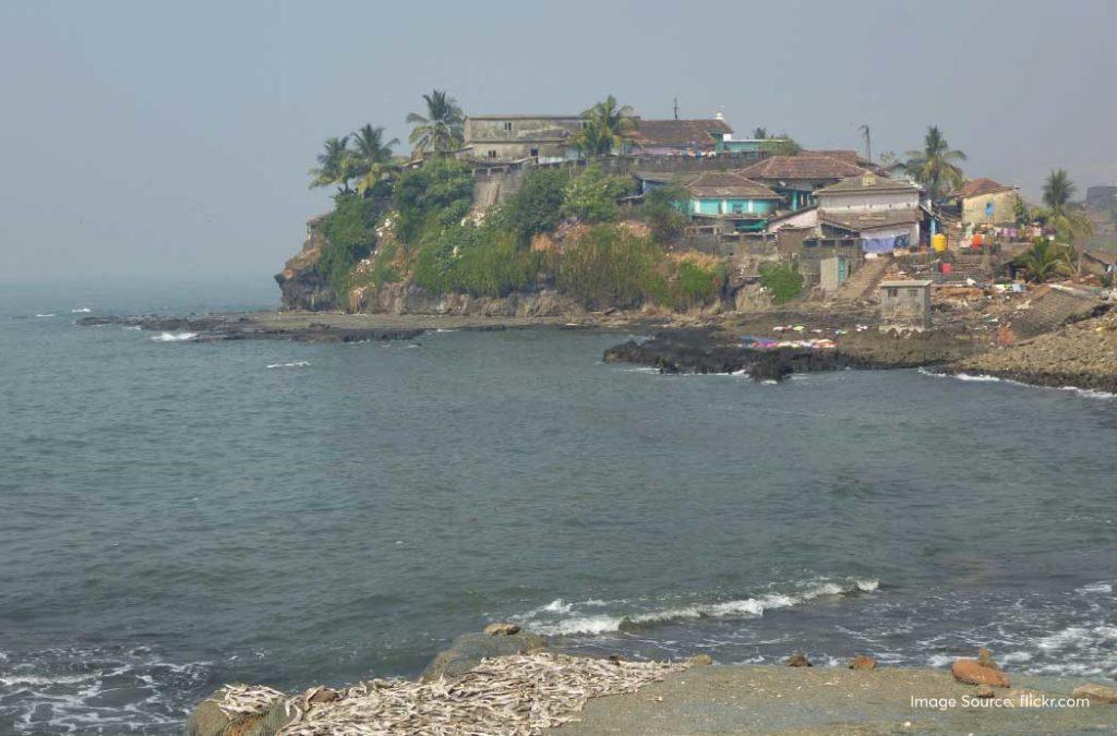 Relish the seafood at Harnai Beach, which is one of the beaches near Pune.