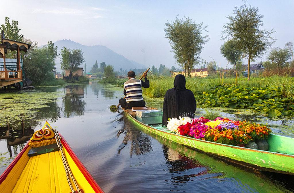 Add a visit to early morning floating market on your Kashmir itinerary