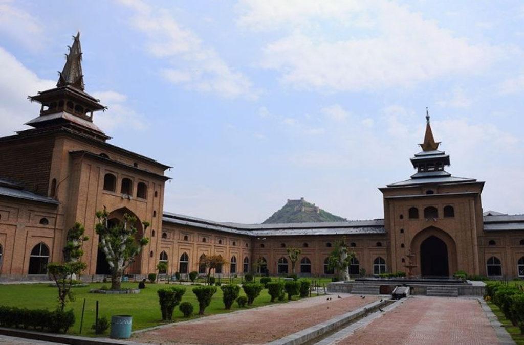 View of the magnificent Jamia Masjid, Srinagar for your Kashmir itinerary
