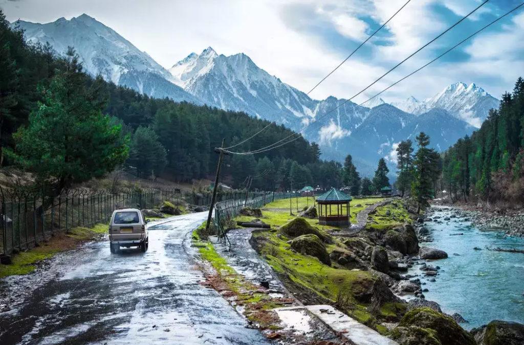Enticing picture of valley urging you to make your Kashmir itinerary