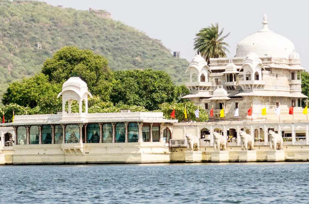 Jagmandir is a must-include in your Udaipur itinerary