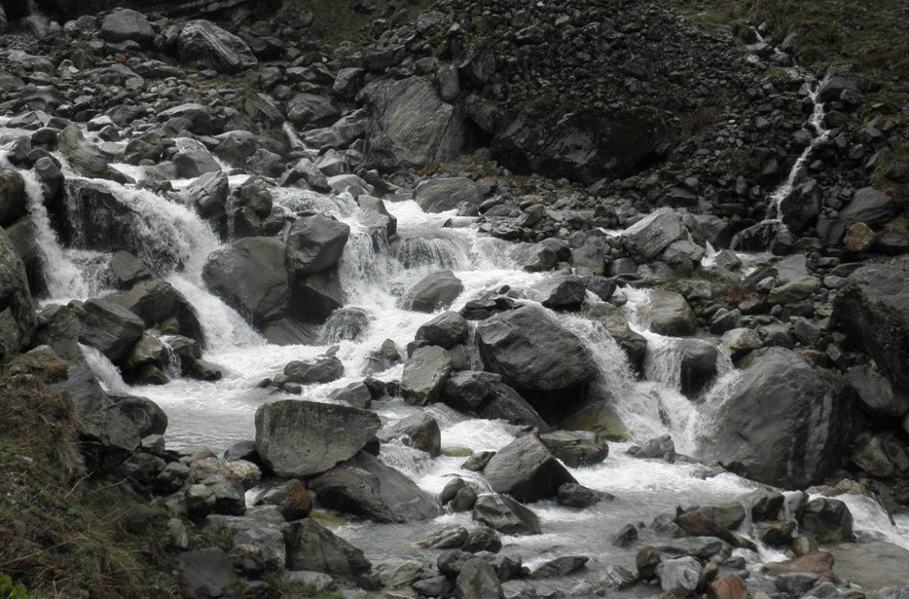 If you are planning on the Kedarnath yatra or Char Dham yatra, you must not miss out on taking a dip in the Gaurikund hot springs.