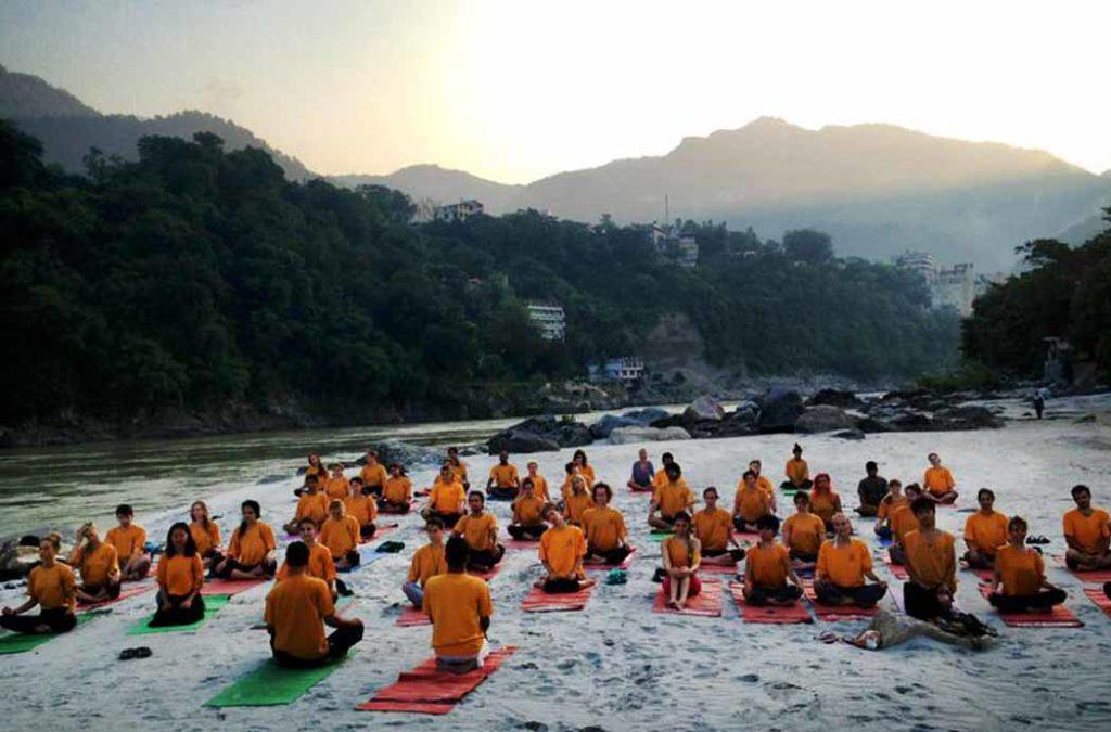 Rishikesh Yogpeeth will teach you that embracing the minimalist lifestyle is not synonymous with sacrificing entertainment. 