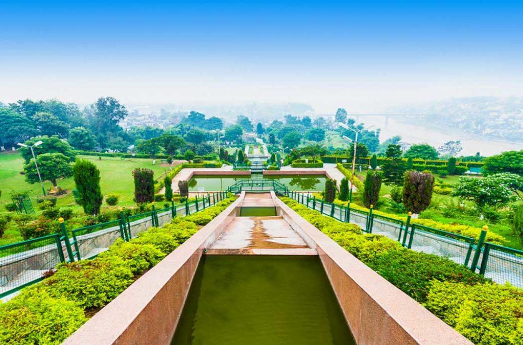 Like Gardens? Then you should not miss out on this well-manicured green wonder within the walls of the Bahu Fort. 