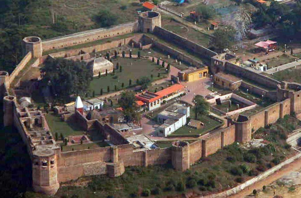 Visiting Bahu Fort is one the best things to do in Jammu. The fort still stands strong and shows you a glimpse of the defensive strategies that our ancestors employed to save their kingdoms.