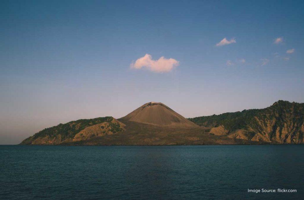 Barren Island has a volcano crater that is 2 km wide.