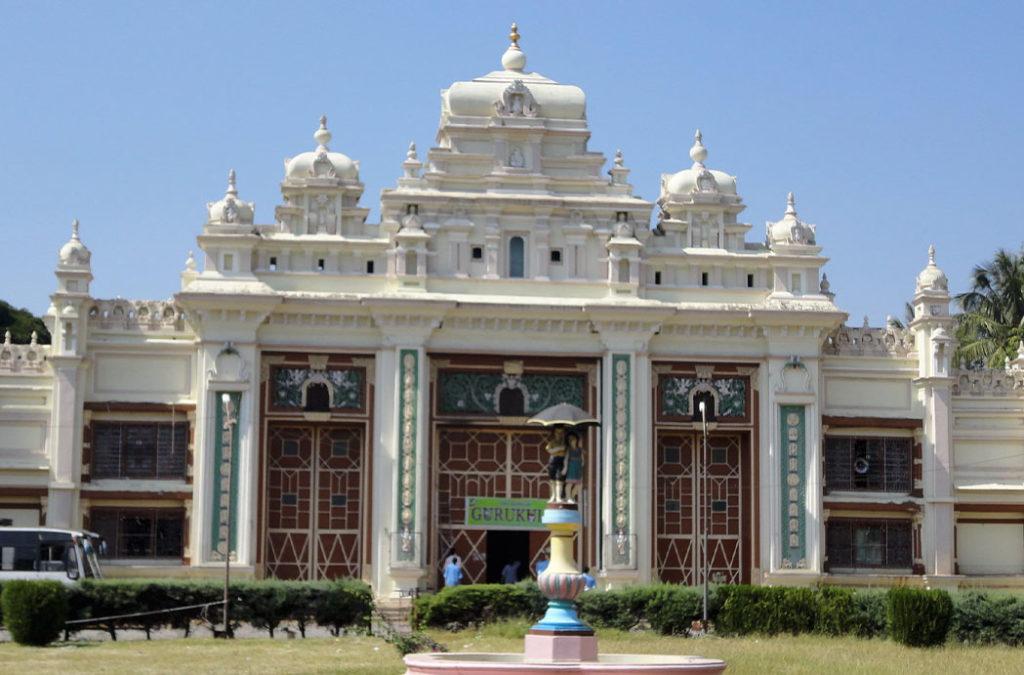 There is no best time to visit Mysore if you just want to experience the beauty of  Jagmohan Palace and Art Gallery. 