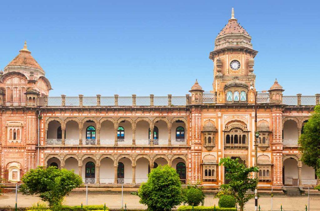 If you're looking to see some fine architecture, Mubarak Mandi Palace is amongst the top places to visit in Jammu. 