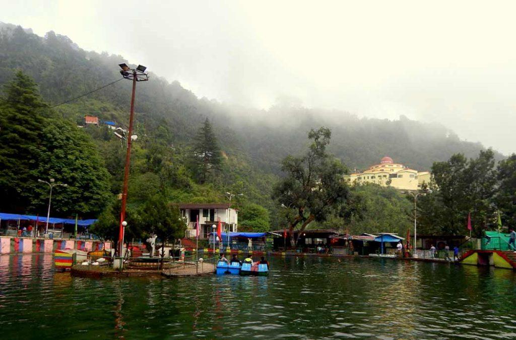The main tourist attraction in Mussoorie is the Mussoorie Lake. 