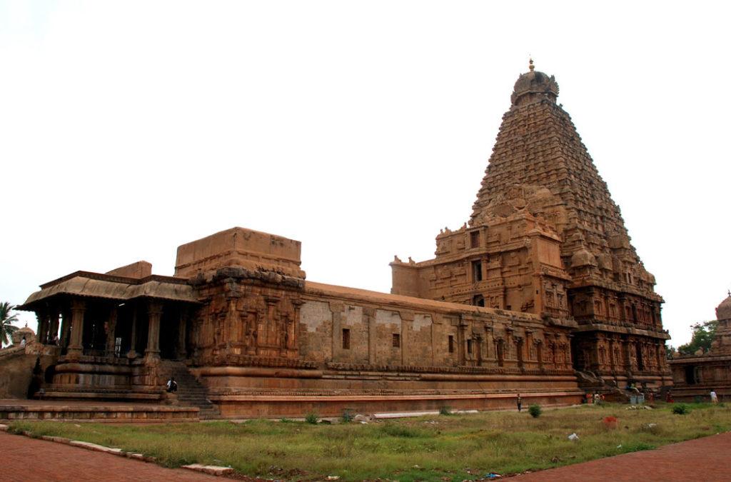 Thanjai Mamani Koil, also popular as Thanjai Periya Kovil, is one of the most visited Thanjavur Tourist places.