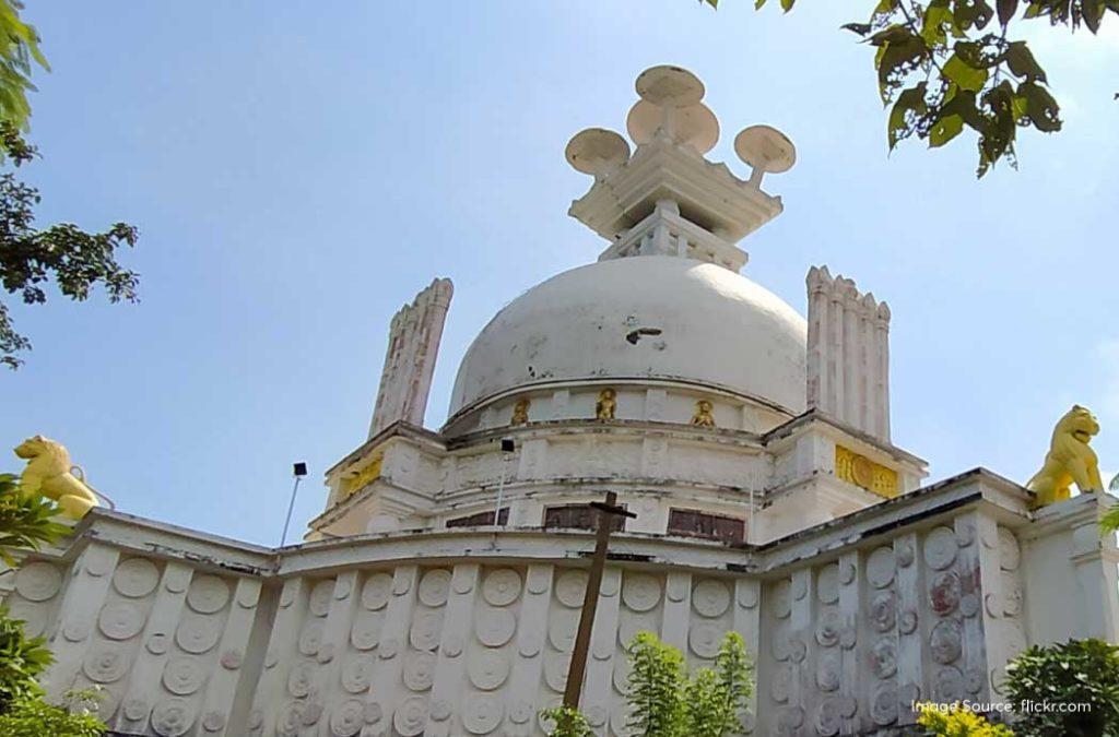 If you are willing to travel about 8 km away from the heart of Bhubaneswar city, then you can visit Dhauli Giri. 