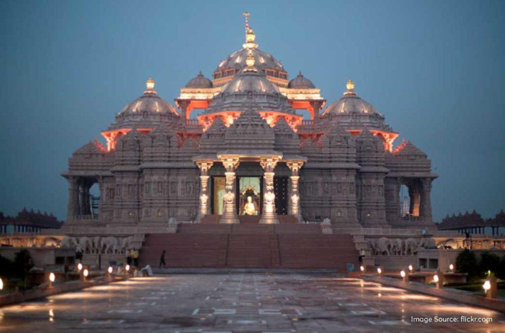 Delhi tourism is incomplete without the mention of Akshardham, where you will find the idol of Swaminarayan. 