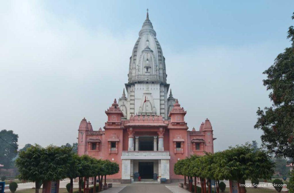 The Kashi Vishwanath temple is another prominent jyotirlinga in India 