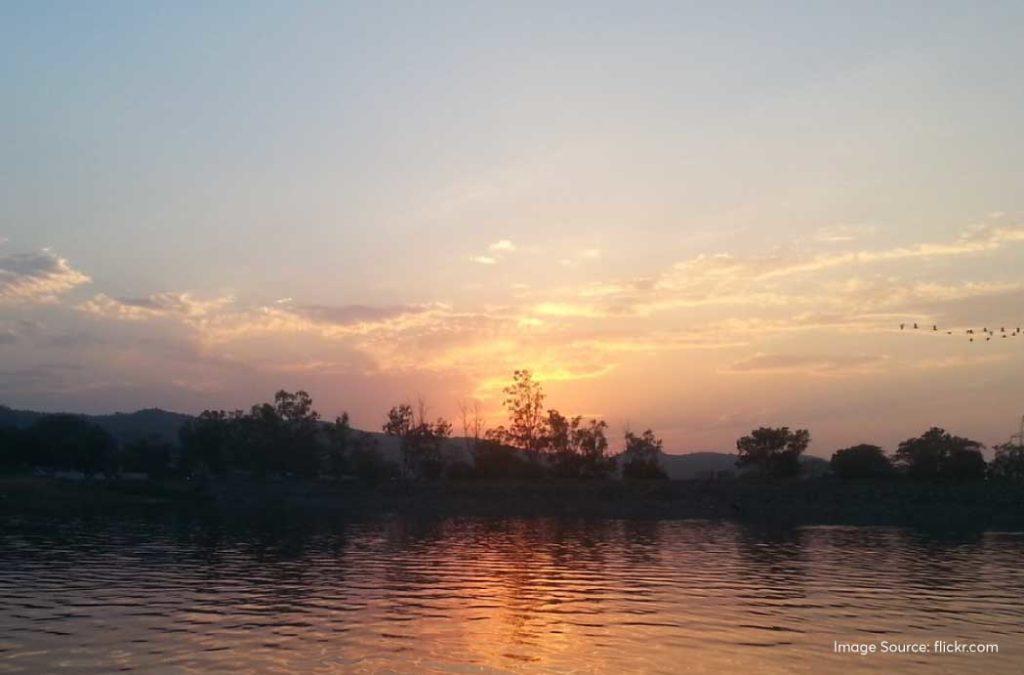 The Ranchi Lake is an artificial wonder that was excavated by British officials in 1842.