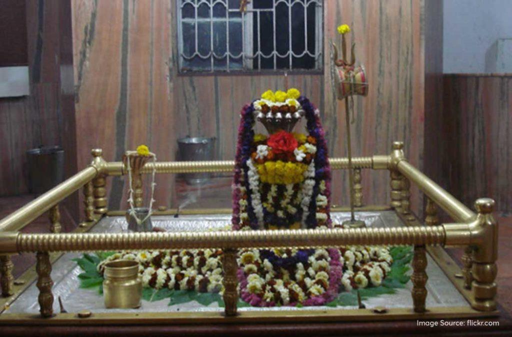 You will find the Pahari Mandir packed with devotees during Shivratri and the Karthika and Sawaan months.