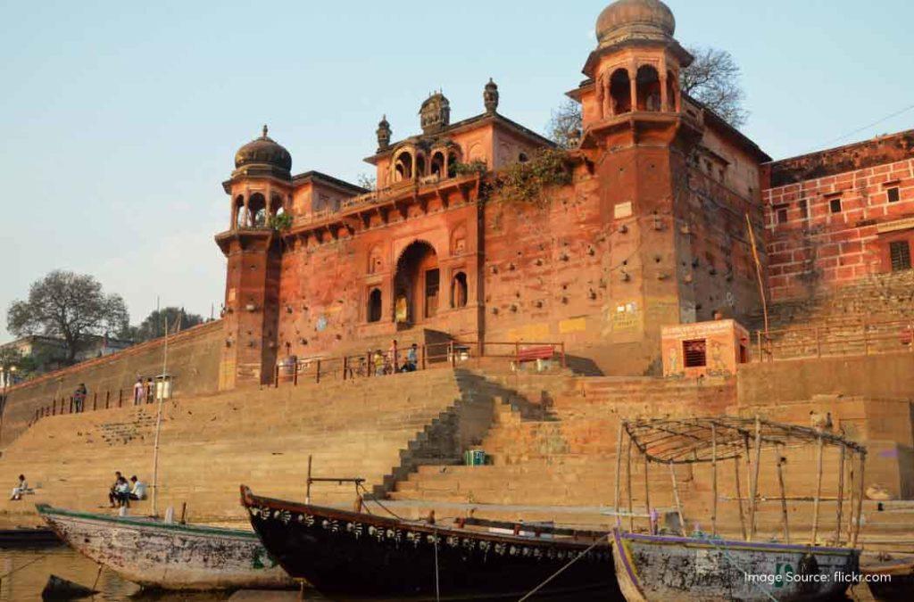 Chet Singh Ghat along with the Chet Singh Fort are the most famous tourist places in Varanasi. 