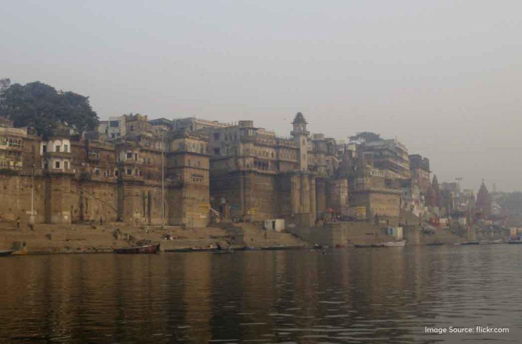 Darbhanga Ghat also has a royal palace overlooking the Ganges River. It was acquired from the Nagpur rulers by the royal family of Darbhanga