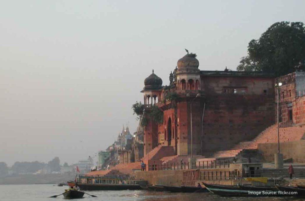 The Man Mandir Ghat is to the north of Dashashwamedh Ghat and has the holy Someshwar lingam