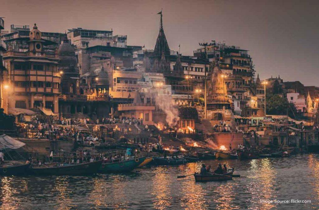 This ghat is close to the Kashi Vishwanath Temple and the Hindu scriptures say that the Manikarnika Kund you find near the ghat was built by Lord Vishnu. 