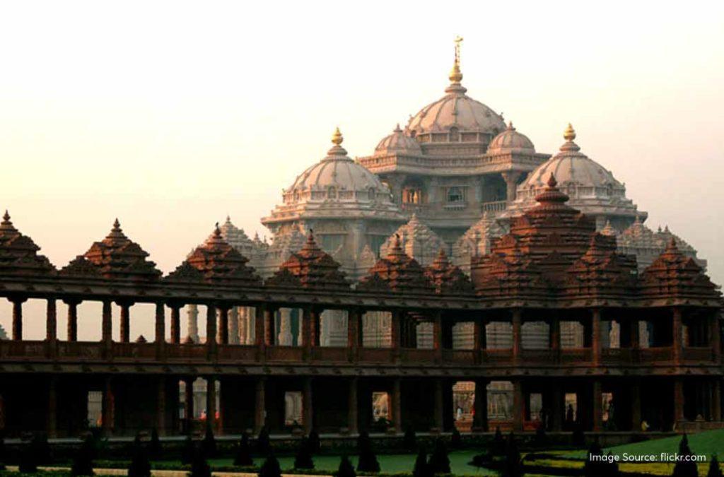 Outside, you will see a courtyard with well-manicured lawns, neatly trimmed trees and bushes in Akshardham Temple Delhi