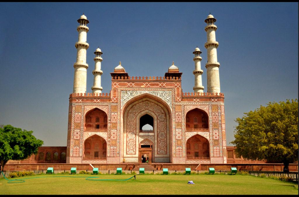 Akbar’s Tomb is the finest form of architecture that will keep you captivated with its sheer magnificence. 