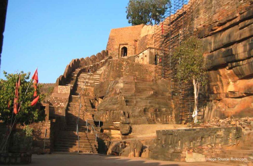One of the best parts about the Kalinjar Fort is that a large part of the fort is concealed by the dense forest. 