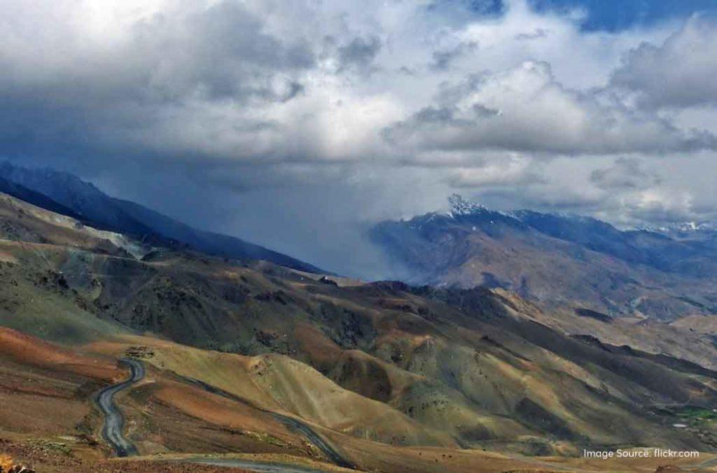 Explore one of the best mountain passes in India