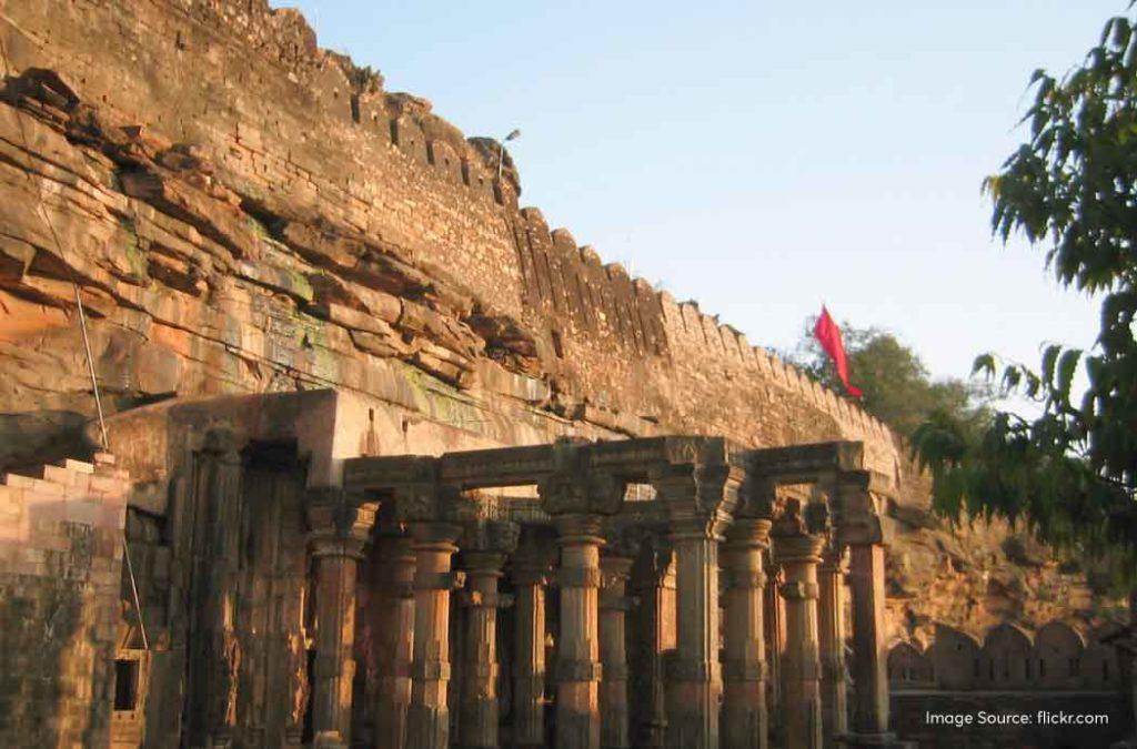 The Neelkant temple is the main attraction in the Kalinjar Fort. 