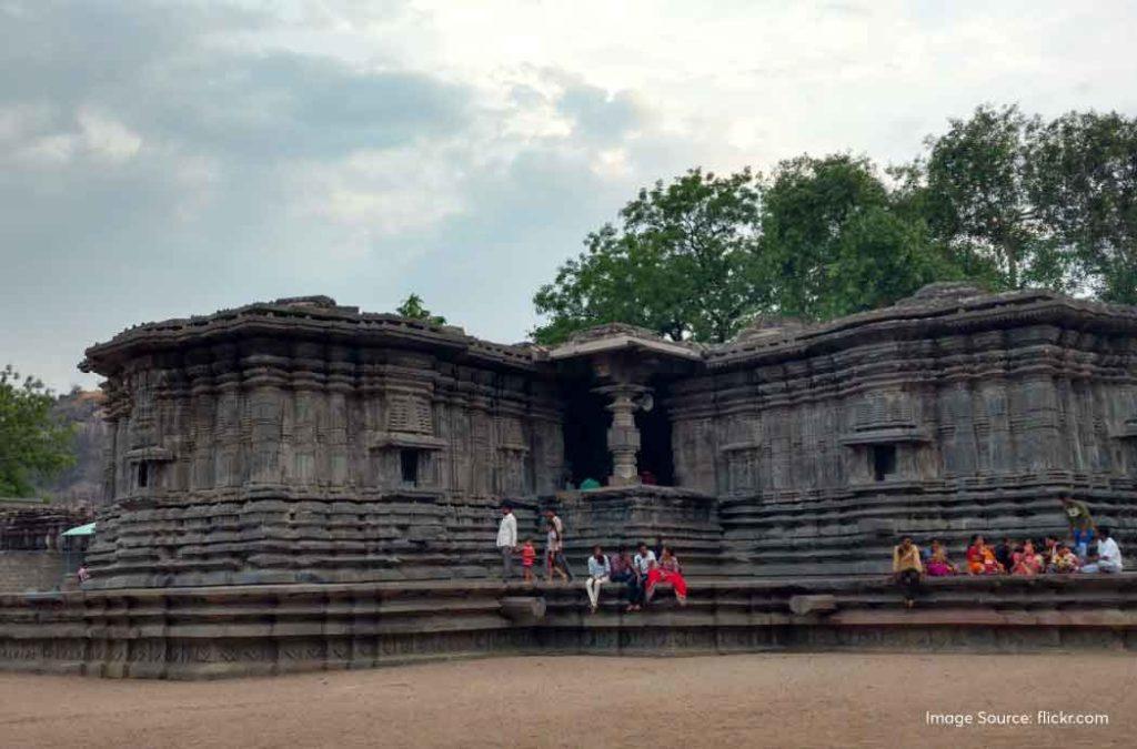 Thousand Pillar Temple is present in the Kakatiya Fort complex and happens to be one of the main tourist places in Warangal. 