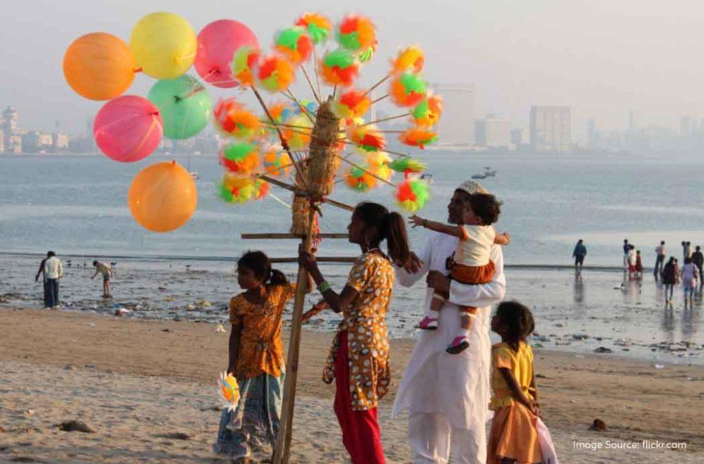 Visit the famous Marine Drive in Mumbai across the sea