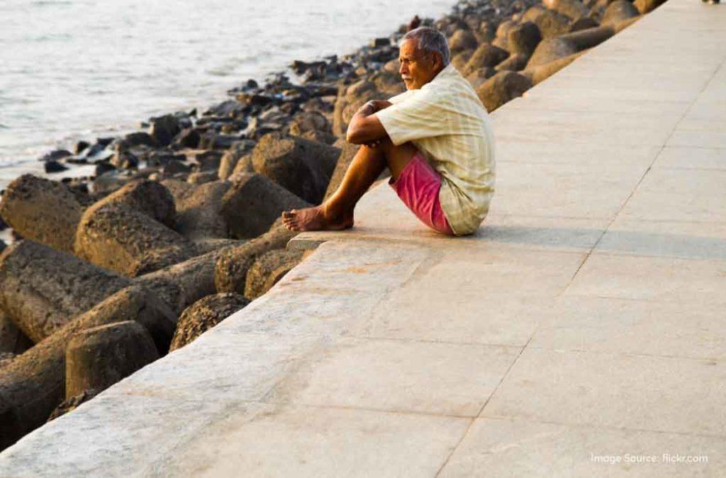 Visit the famous Marine Drive in Mumbai across the sea