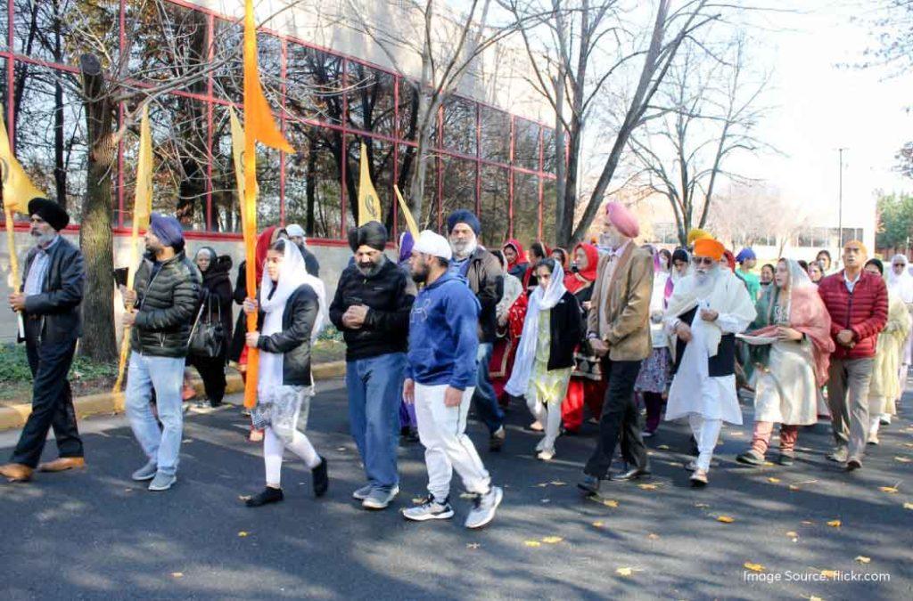 The Prabhat Pheris begin a few days before Prakash Purab. The people of the Sikh community participate in an early morning procession where they walk on the streets while singing hymns and reciting prayers. 
