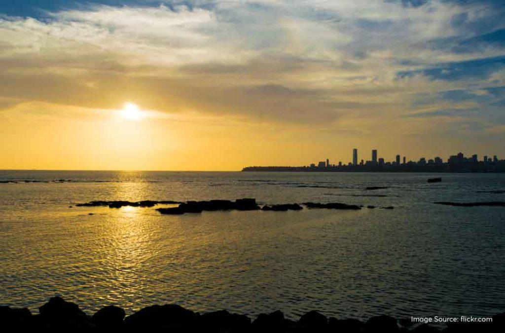 Visit the famous Marine Drive in Mumbai across the sea