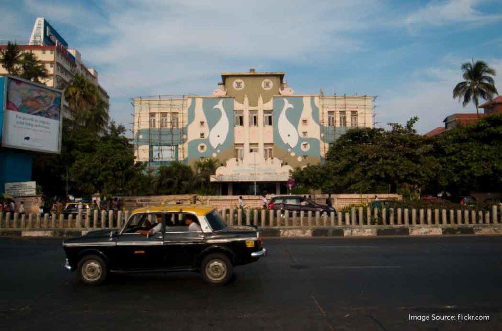 Visit the famous Marine Drive in Mumbai across the sea