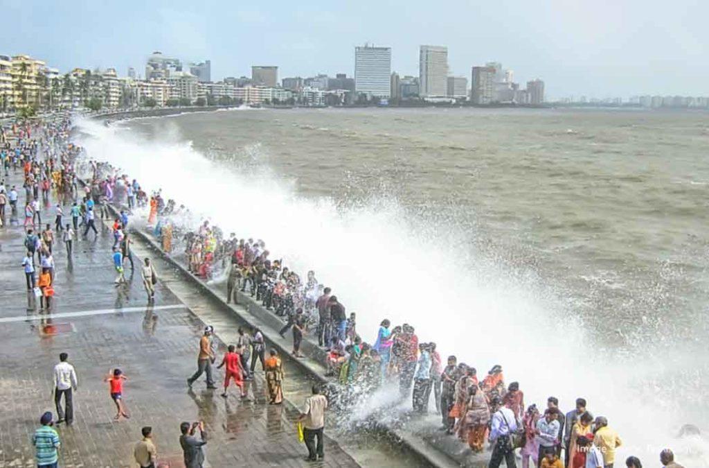 Visit the famous Marine Drive in Mumbai across the sea
