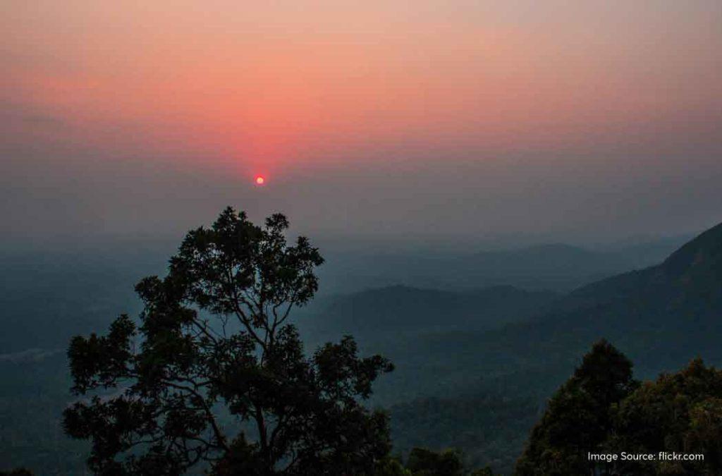 The Agumbe sunset point is present on the Udupi-Agumbi road. Walk for about 10 minutes from Agumbe village