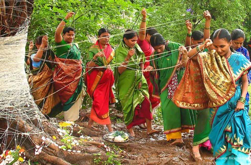 Women wake up early in the morning, wash themselves from head to toe and dress up in new clothes. The first puja is performed in the morning. 